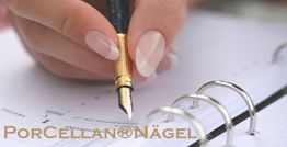 Eine Hand mit makellosen Nägeln schreibt mit einem Füllfederhalter in einem Ringbuch.