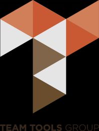 Logotipo geométrico de Team Tools Group en tonos anaranjados, marrón y blanco.