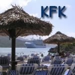 Sonnenschirme am Strand mit Blick auf ein Kreuzfahrtschiff im Meer, blauer Himmel, "KFK"-Schriftzug.