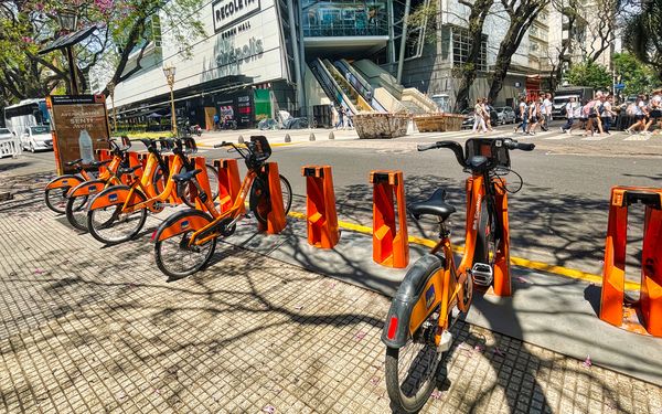 Mehrere Leasingfahrräder aneinander gereiht