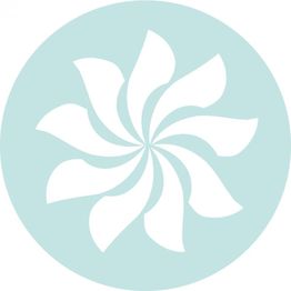 Abstraktes, weißes Blumenmotiv auf hellblauem Hintergrund in kreisförmigem Design.