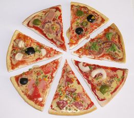 Acht Pizzastücke mit verschiedenen Belägen auf weißem Hintergrund in einem Kreis angeordnet.