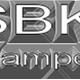 Textlogo mit den Buchstaben "SBK" und dem Wort "Plamper" darunter in grauer Schrift.