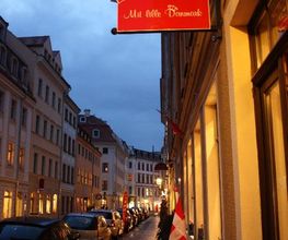 Das neue Ladenschild mit der rot-weißen Krone.