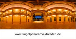 Kugelförmiges Panorama eines beleuchteten historischen Saals mit verzierten Decken und Pfeilern.