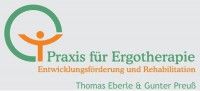 Logo der Praxis für Ergotherapie mit grünem Kreis, orangefarbenem Mensch und Text.