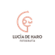 Logo de Lucía de Haro Fotografía, con diseño geométrico en tonos rosados y negros.