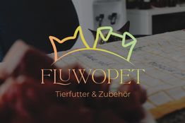 Text "FLUWOPET Tierfutter & Zubehör" mit Katzenohren-Symbol auf unscharfem Tierfutter-Hintergrund.