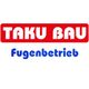 Logo mit rotem "TAKU BAU" und blauem "Fugenbetrieb" Text auf weißem Hintergrund.