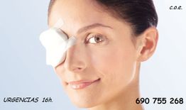 Mujer con parche en el ojo izquierdo, sonrisa leve. Texto de contacto para urgencias.