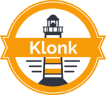 Leuchtturm-Emblem mit dem Wort "Klonk" in der Mitte auf orangefarbenem Hintergrund.