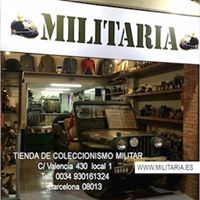 Tienda de coleccionismo militar en Barcelona con jeep antiguo en la entrada.