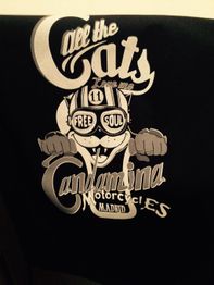 Dibujo de un gato motociclista con gafas, texto "Free Soul" y "Candamina Motorcycles".