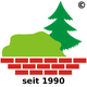 Eine grüne Hecke und ein Tannenbaum stehen hinter einer kurzen roten Ziegelmauer.