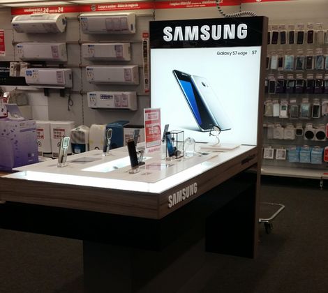 Espositore Samsung in un negozio di elettronica con smartphone e accessori in mostra.