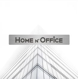 Scritta "Home n' Office" sopra un edificio moderno di vetro.