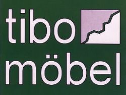 Logo mit Text "tibo möbel" auf grünem Hintergrund, daneben ein stilisiertes Treppensymbol.