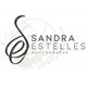 Logo stylisé de "Sandra Estelles Photographe" avec des motifs artistiques en fond.