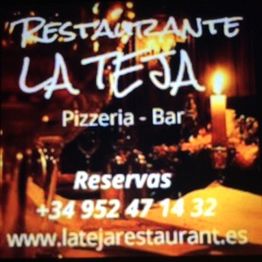 Texto: Restaurante La Teja, Pizzería-Bar. Fondo: velas, copas y contacto para reservas.