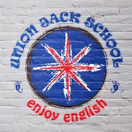 Logotipo de "Union Jack School" sobre un fondo de ladrillos, con lema "enjoy english".