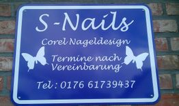Blaues Schild für "S-Nails" mit Schmetterlingen, Text: Termine nach Vereinbarung, Tel: 0176 61739437.