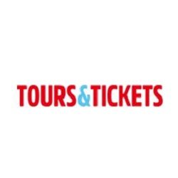 Logo van Tours & Tickets, de tekst is in rode letters met een blauwe ampersand.