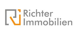 Logo von Richter Immobilien mit grauen und orangefarbenen Akzenten.