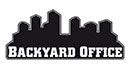 Stilisierte Stadtsilhouette mit dem Text „BACKYARD OFFICE“ in schwarz und weiß.