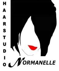 Schwarz-weißes Logo mit stilisiertem Frauengesicht, rotem Lippenstift, Text: "HAARSTUDIO NORMANELLE".