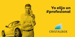 Hombre junto a un coche amarillo, texto "Yo elijo un #profesional" y logo de Cristalbox.