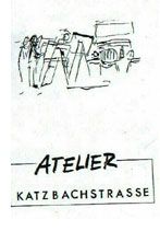 Skizze von Menschen mit Staffeleien und Fahrzeug; Text: "ATELIER KATZBACHSTRASSE".