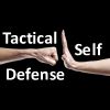 Zwei Hände und Text „Tactical Self Defense“ vor schwarzem Hintergrund.