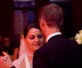 Hochzeitstanz eines gluecklichen Brautpaares