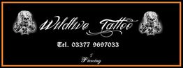 „Wildlive Tattoo“ Schriftzug mit Totenköpfen und Telefonnummer: 03377 9697033.