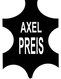 Schwarze Lederform mit weißem Text "AXEL PREIS" zentral platziert.
