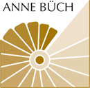 Abstraktes Design mit fächerförmigen goldenen und beigen Segmenten auf weißem Hintergrund.