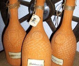 Wein in antik gestalteten Flaschen