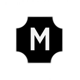 Schwarzes Schild mit weißem Buchstaben "M" auf weißem Hintergrund.