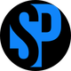 Logo mit blauen Buchstaben „SP“ auf schwarzem Hintergrund.