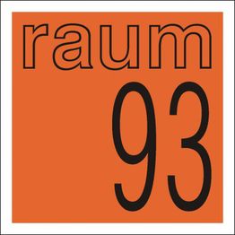 Rotes Quadrat mit schwarzem Text "raum 93" in unterschiedlichen Schriftgrößen.