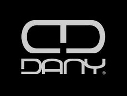 Logo mit silbernen, stilisierten Buchstaben "CD" und dem Wort "DANY" darunter auf schwarzem Grund.