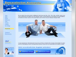 Zwei Männer sitzen mit Schallplatten, Kopfhörern auf blauer Webseite von Danceselection Musikservice.