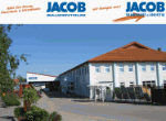 Gewerbegebiet mit Gebäuden und Logos von "JACOB Baustoffe". Blauer Himmel im Hintergrund.