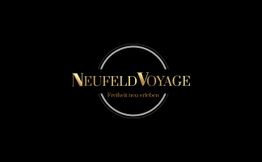 Logo mit goldenem Text "Neufeld Voyage" und Slogan "Freiheit neu erleben" auf schwarzem Hintergrund.