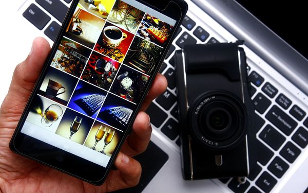 Mobiltelefon mit einer Bildergalerie auf einem Laptop