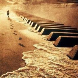 Ein Strand, der wie Klaviertasten aussieht, mit einer Person, die darauf zuläuft.