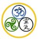 Tres símbolos: Om azul, trisquel verde y caracteres japoneses negros, en un círculo amarillo.