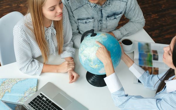 Reisemakler vermittelt Reiseziel für seine Kunden