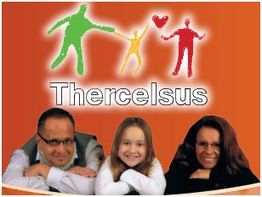 Drei Menschen vor einem roten Hintergrund mit Figuren und dem Wort "Thercelsus".