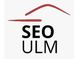 Logo mit rotem Bogen über schwarzem Text "SEO ULM".